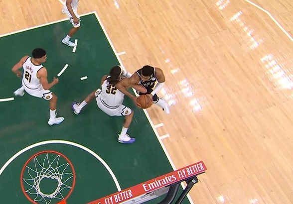 趣体育官网-一般人可扛不住!字母哥低位背打戈登转身用肘被吹进攻犯规