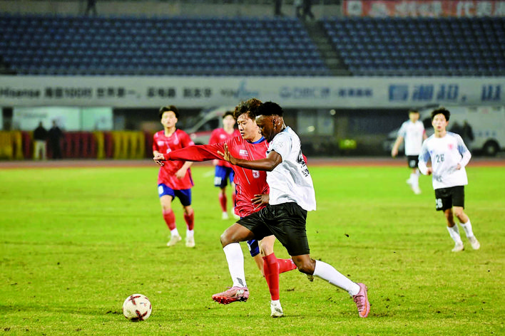 湘潭市“贺岁杯”足球邀请赛半决赛打响！雨湖岳塘力克对手会师决赛