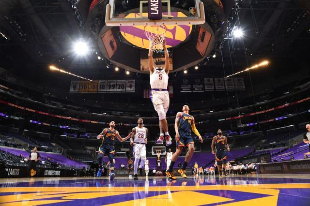 趣体育官网-詹皇点名表扬年轻的塔克，刚满20岁的他有何本事？